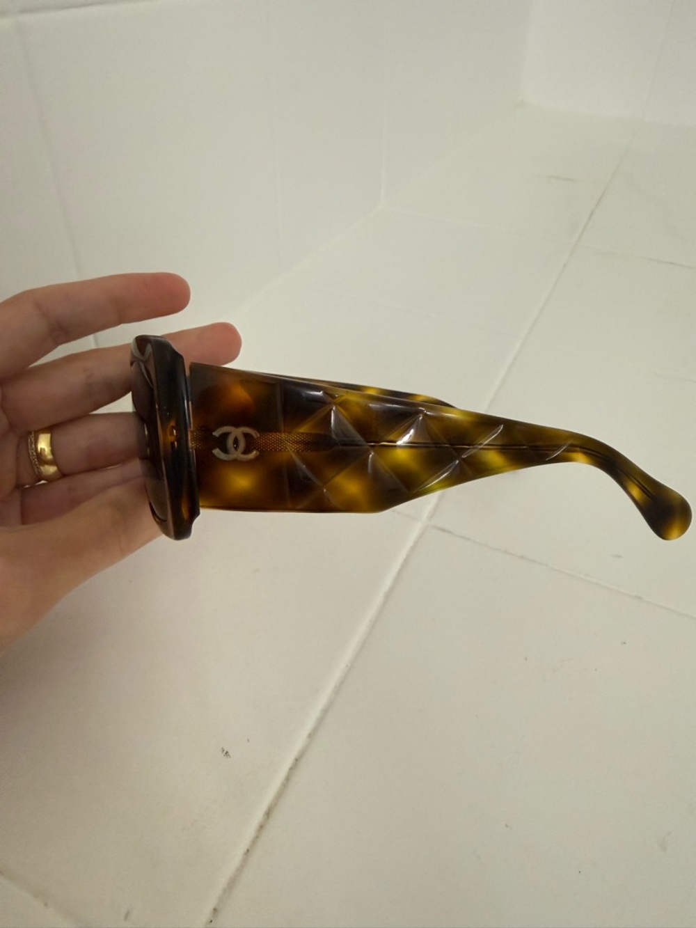 CHANEL Quilted Tortoiseshell-Pattern Sunglasses Arm with CC Logo - Brown Amber